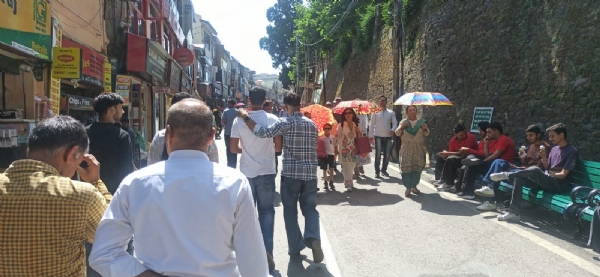 शिमला में गर्मी से बचने के लिए छातों का सहारा शिमला में गर्मी से बचने के लिए छातों का सहारा