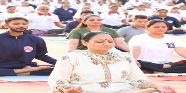 सूरत में अंतरराष्ट्रीय योग दिवस की तैयारियां तेज, मेयर की मौजूदगी में 4,500 से अधिक लोगों ने किया योग