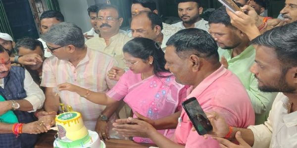 राजद कार्यालय में 79 पाउंड का केक काटकर मना लालू का जन्मदिन