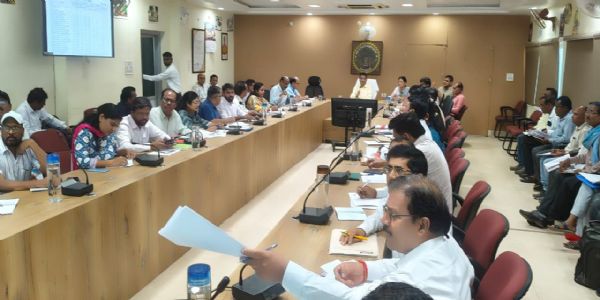 दमोह: कलेक्टर ने की राजस्व मामलों की समीक्षा, अधिकारियों को दिए सख्त निर्देश