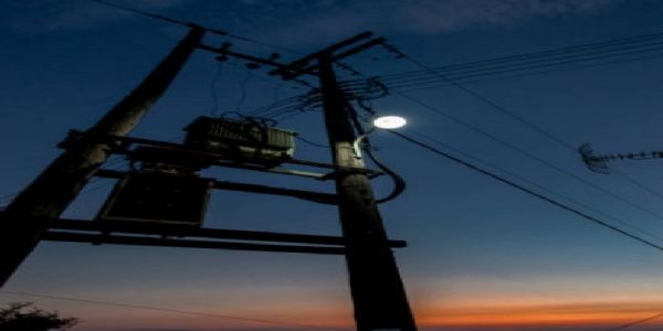 हाथरस में करंट लगने से पोल से नीचे गिरा लाइनमैन, इलाज के लिए आगरा रेफर