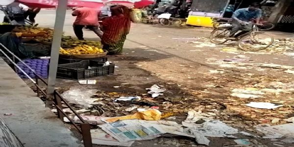 ट्रैकर स्टैंड रोड पर बिखरा कचरा, दुकानदारों और राहगीरों में नाराजगी
