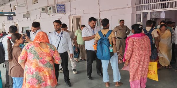 मुरादाबाद मंडल के शाहजहांपुर रेलवे स्टेशन पर चला किलेबंदी टिकट जांच अभियान, वसूले ₹76,250