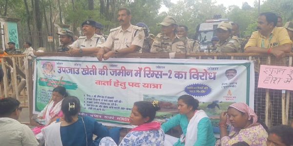 कृषि भूमि पर रिम्स-2 निर्माण के विरोध में पदयात्रा, मुख्यमंत्री आवास घेराव का प्रयास