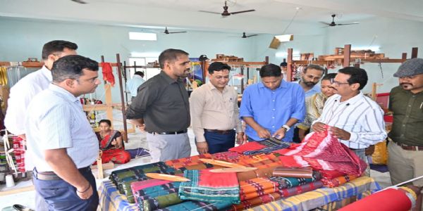 बिजनापुरी की हथकरघा कला को मिलेगा नया विस्तार, कलेक्टर ने बुनकरों का बढ़ाया उत्साह
