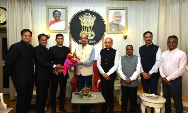 राज्यपाल से परिवीक्षाधीन आईएएस अधिकारियों ने की सौजन्य भेंट राज्यपाल से परिवीक्षाधीन आईएएस अधिकारियों ने की सौजन्य भेंट