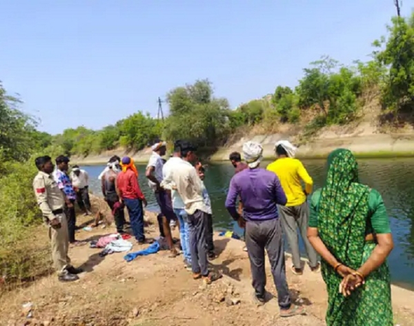 नहर के पास जुटी लोगों की भीड़