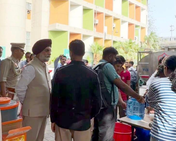 दिल्ली के उपराज्यपाल तरनजीत सिंह संधू  गुरुवार को यमुना स्पोर्ट्स कॉम्प्लेक्स का दौरा करके यहां लू से निपटने के तैयारियों का निरीक्षण  करते हुए