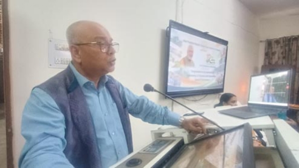 सम्बोधित करते कुलपति