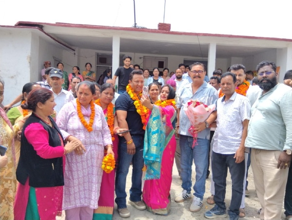 विजेता सभासदों के साथ नवनिर्वाचित अध्यक्ष। विजेता सभासदों के साथ नवनिर्वाचित अध्यक्ष।