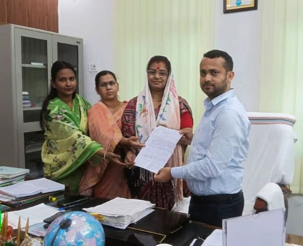 अररिया फोटो:सदर एसडीएम को आवेदन सौंपते समिति सदस्य अररिया फोटो:सदर एसडीएम को आवेदन सौंपते समिति सदस्य