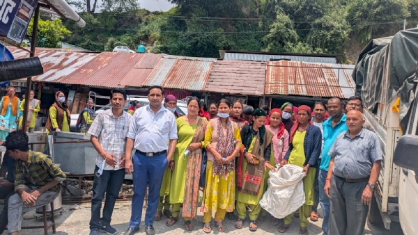 जागरूकता अभियान के तहत प्लास्टिक एकत्रित करते हुए। जागरूकता अभियान के तहत प्लास्टिक एकत्रित करते हुए।