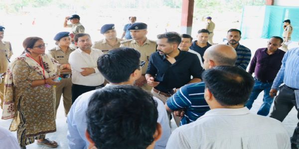 अधिकारियों को निर्देश देते जिलाधिकारी आशीष चौहान। अधिकारियों को निर्देश देते जिलाधिकारी आशीष चौहान।