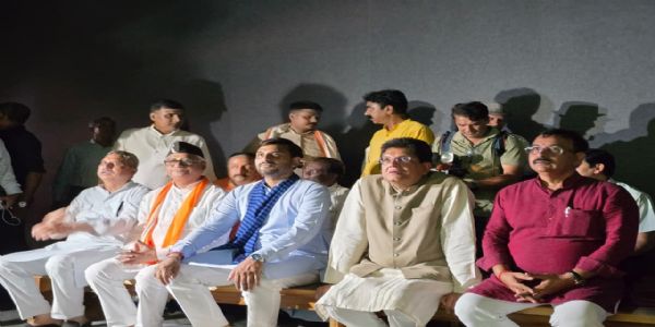 लखनऊ : प्रेरणास्थल पर केंद्रीय वाणिज्य और उद्योग मंत्री पीयूष गोयल व अन्य नेता लखनऊ : प्रेरणास्थल पर केंद्रीय वाणिज्य और उद्योग मंत्री पीयूष गोयल व अन्य नेता