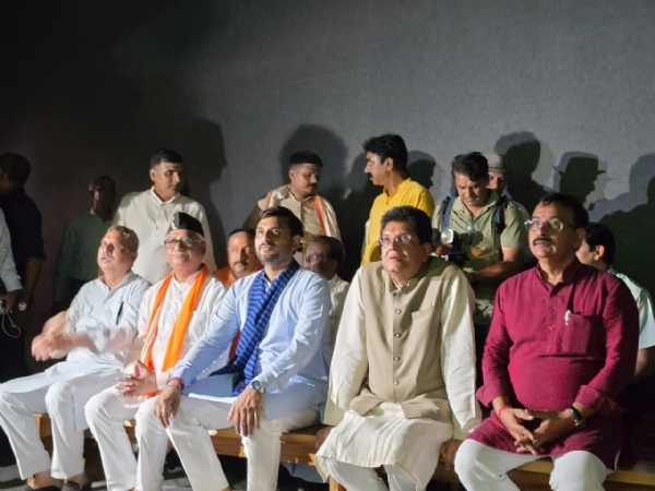 लखनऊ : प्रेरणास्थल पर केंद्रीय वाणिज्य और उद्योग मंत्री पीयूष गोयल व अन्य नेता लखनऊ : प्रेरणास्थल पर केंद्रीय वाणिज्य और उद्योग मंत्री पीयूष गोयल व अन्य नेता