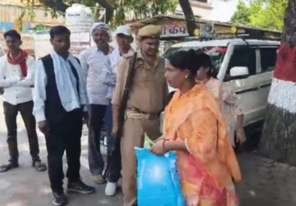 कलेक्ट्रेट परिसर में पीड़ित महिला