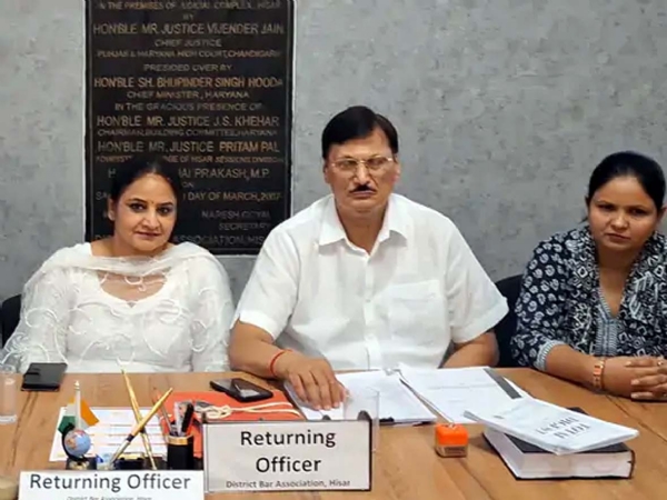 रिटर्निंग अधिकारी दिलीप जाखड़ चुनाव बारे जानकारी देते हुए। रिटर्निंग अधिकारी दिलीप जाखड़ चुनाव बारे जानकारी देते हुए।