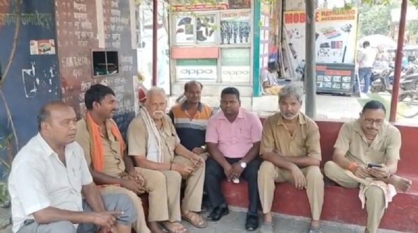 किराया वृद्धि के लिए बैठक करते शिक्षित बेरोजगार टेंपो चालक-संचालक संघ और प्रतिकात्मक फोटो