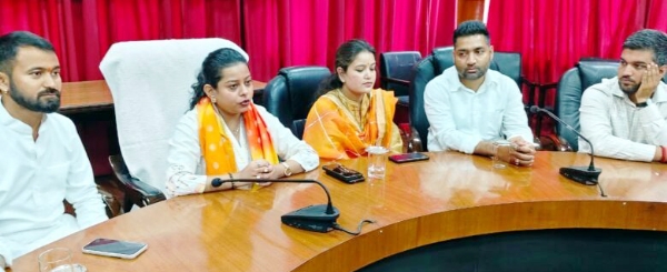 बैठक में भारतीय युवा कांग्रेस की राष्ट्रीय महासचिव एवं उत्तराखंड प्रभारी सुरभि द्विवेदी एवं अन्य। बैठक में भारतीय युवा कांग्रेस की राष्ट्रीय महासचिव एवं उत्तराखंड प्रभारी सुरभि द्विवेदी एवं अन्य।