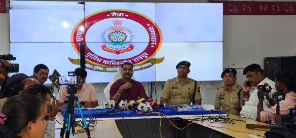 चाेरी के मामले का खुुलासा करतेे हुए पुलिस अधिकारी चाेरी के मामले का खुुलासा करतेे हुए पुलिस अधिकारी