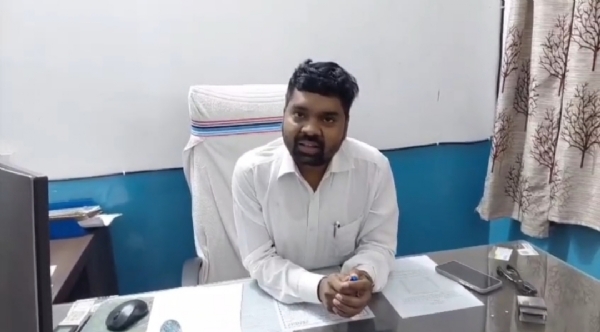 जानकारी देते खनन विभाग के इंस्पेक्टर श्यामानंद सिंह