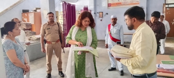 डूडा कार्यालय में निरीक्षण करतीं डीएम गजल भारद्वाज डूडा कार्यालय में निरीक्षण करतीं डीएम गजल भारद्वाज
