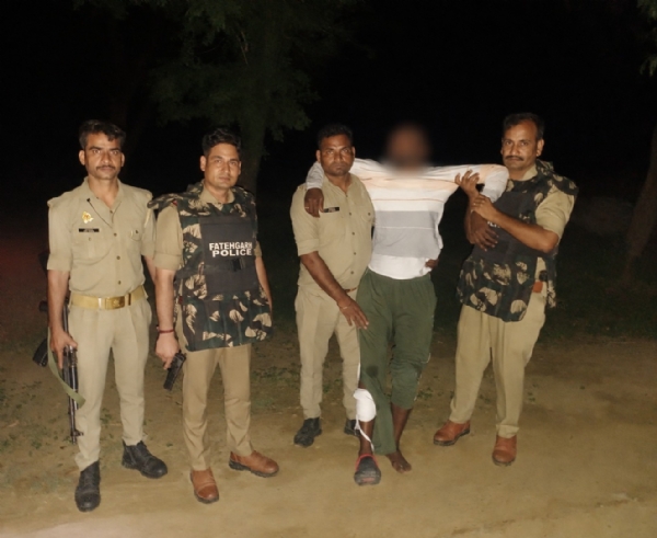 घायल बदमाश को ले जाती पुलिस