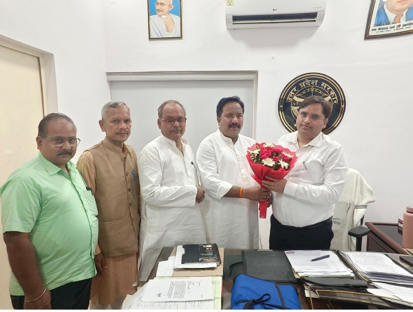 लखनऊ के डीआईओएस देवेंद्र कुमार पांडे से मिलते आआपा शिक्षक प्रकोष्ठ के प्रदेश अध्यक्ष महेंद्र सिंह एवं अन्य लखनऊ के डीआईओएस देवेंद्र कुमार पांडे से मिलते आआपा शिक्षक प्रकोष्ठ के प्रदेश अध्यक्ष महेंद्र सिंह एवं अन्य