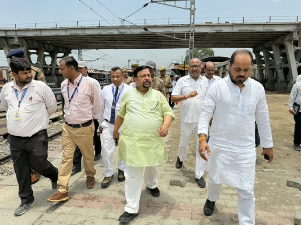 निरीक्षण करते सांसद मुकेश राजपूत