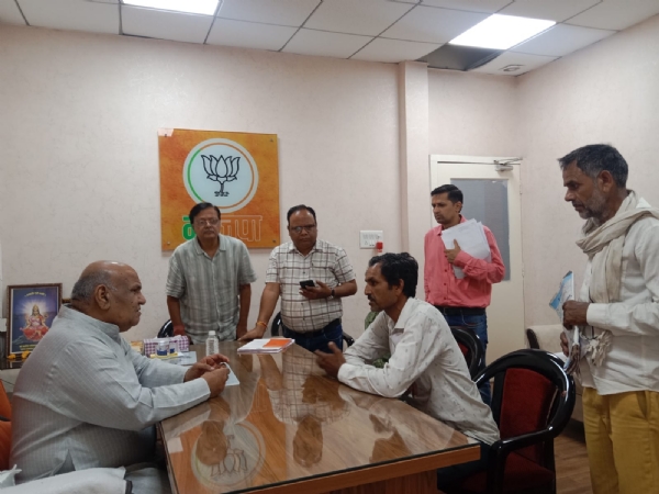 कैबिनेट मंत्री करण सिंह वर्मा ने भाजपा प्रदेश कार्यालय में कार्यकर्ताओं से किया संवाद कैबिनेट मंत्री करण सिंह वर्मा ने भाजपा प्रदेश कार्यालय में कार्यकर्ताओं से किया संवाद