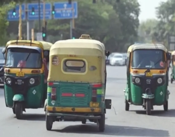 किराया वृद्धि के लिए बैठक करते शिक्षित बेरोजगार टेंपो चालक-संचालक संघ और प्रतिकात्मक फोटो