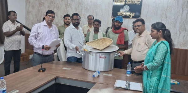 पूजन सामग्री और प्रसाद वितरण करते विधायक चंद्र देव महतो व अन्य पदाधिकारी गण पूजन सामग्री और प्रसाद वितरण करते विधायक चंद्र देव महतो व अन्य पदाधिकारी गण