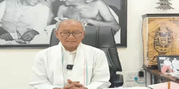मीडिया को बयान जारी करते हुए दिग्विजय सिंह मीडिया को बयान जारी करते हुए दिग्विजय सिंह