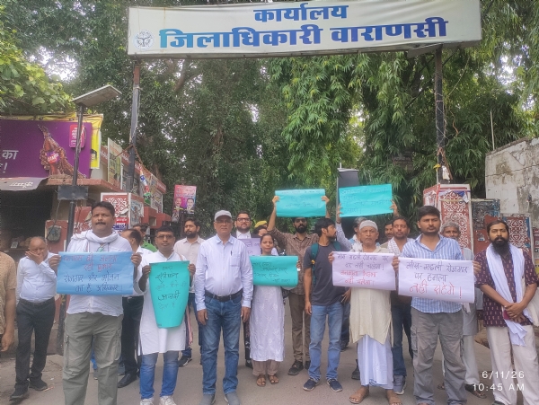नगर निगम के निर्णय के विरोध में सामाजिक कार्यकर्ताओ का प्रोटेस्ट नगर निगम के निर्णय के विरोध में सामाजिक कार्यकर्ताओ का प्रोटेस्ट