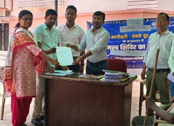 जिला प्रशासन द्वारा लोगों की समस्या के समाधान के लिए लगाया गया शिविर जिला प्रशासन द्वारा लोगों की समस्या के समाधान के लिए लगाया गया शिविर