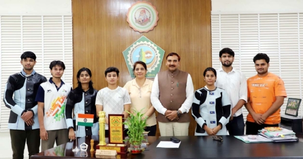 हरियाणा शूटिंग चैम्पियनशिप के लिए क्वालीफाई करने वाले शूटर्स को बधाई देते कुलपति प्रो. नरसी राम बिश्नोई। हरियाणा शूटिंग चैम्पियनशिप के लिए क्वालीफाई करने वाले शूटर्स को बधाई देते कुलपति प्रो. नरसी राम बिश्नोई।
