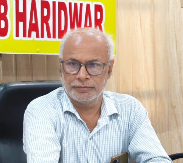 बुजुर्ग पत्रकार वार्ता करते हुए