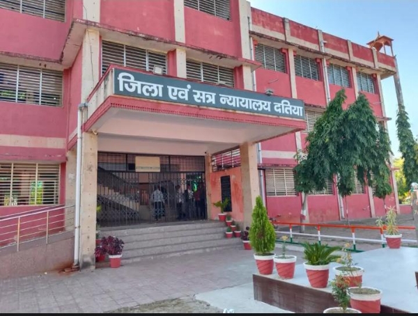 पूर्व थाना प्रभारी समेत 4 पुलिसकर्मियों पर FIR