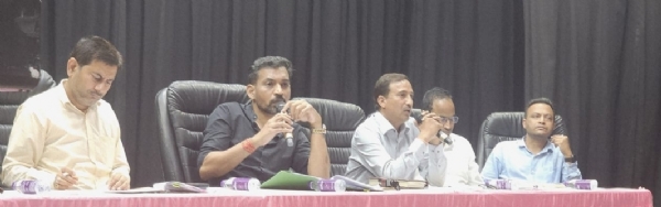 जिलाधिकारी आशीष चौहान बैठक लेते हुए।