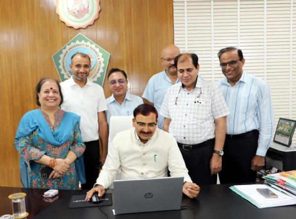 दाखिला पोर्टल का उद्घाटन करते कुलपति प्रो. नरसी राम बिश्नोई। दाखिला पोर्टल का उद्घाटन करते कुलपति प्रो. नरसी राम बिश्नोई।
