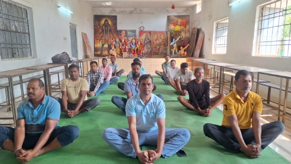 सामूहिक रूप से योग करते हुए लोग। सामूहिक रूप से योग करते हुए लोग।