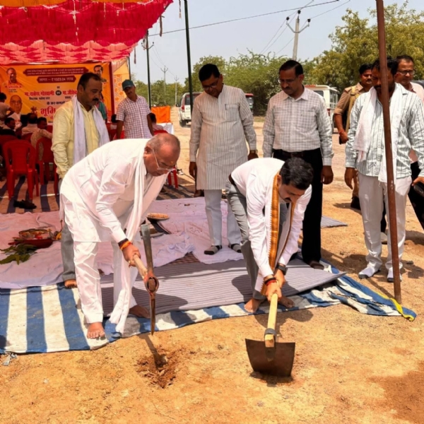 जमीन की खुदाई कर काम का किया श्री गणेश
