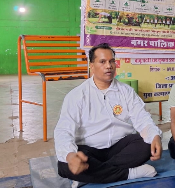 योग कराते हुए योग प्रशिक्षक डा दिनेश नाग। योग कराते हुए योग प्रशिक्षक डा दिनेश नाग।