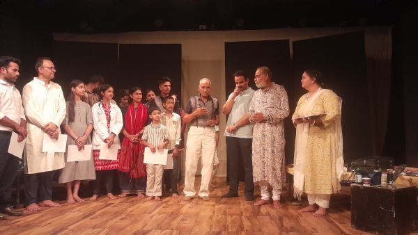 मुख्यअतिथि द्वारा प्रमाण पत्र वितरण मुख्यअतिथि द्वारा प्रमाण पत्र वितरण
