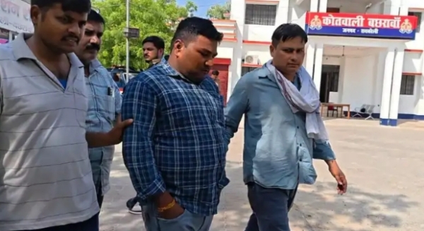 वन दरोगा को ले जाती एंटी करप्शन की टीम वन दरोगा को ले जाती एंटी करप्शन की टीम