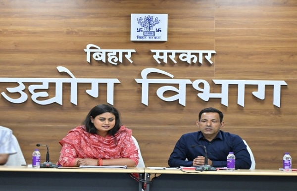 उद्योग मंत्री श्रेयसी सिंह विभाग में पत्रकारों से बातचीत के दौरान उद्योग मंत्री श्रेयसी सिंह विभाग में पत्रकारों से बातचीत के दौरान