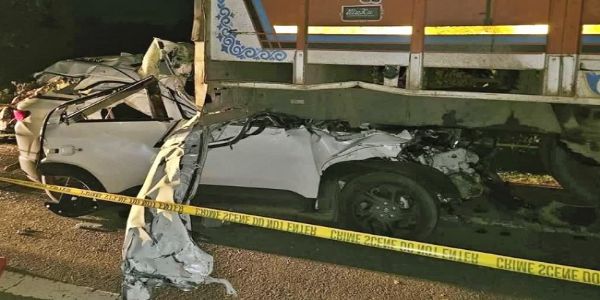 बिहार के बेगूसराय में ट्रक और कार दुर्घटनाग्रस्त होने के बाद क्षतिग्रस्त कार बिहार के बेगूसराय में ट्रक और कार दुर्घटनाग्रस्त होने के बाद क्षतिग्रस्त कार