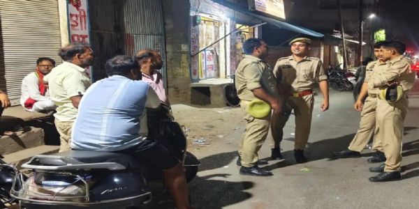 मौके पर जांच करती पुलिस मौके पर जांच करती पुलिस