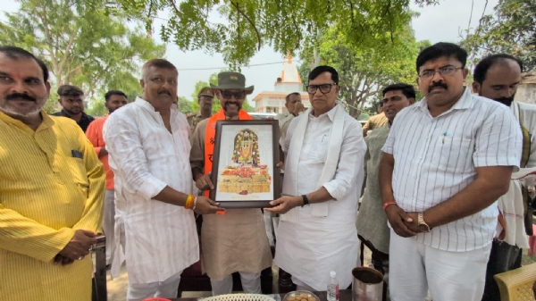 पूर्व गृह राज्य मंत्री कृपा शंकर सिंह जन संपर्क अभियान के तहत लोगो को सम्मानित करते हुए पूर्व गृह राज्य मंत्री कृपा शंकर सिंह जन संपर्क अभियान के तहत लोगो को सम्मानित करते हुए