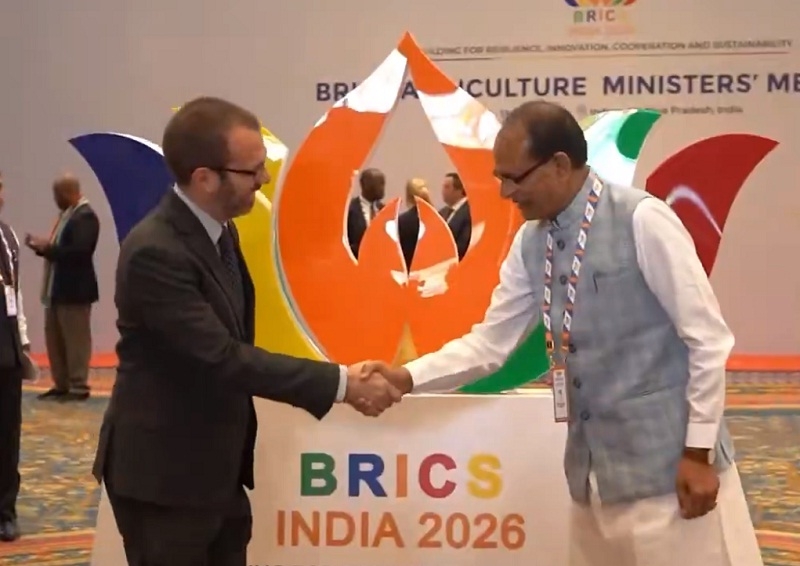 ब्रिक्स सम्मेलन में केन्द्रीय कृषि मंत्री चौहान विदेशी प्रतिनिधि का स्वागत करते हुए ब्रिक्स सम्मेलन में केन्द्रीय कृषि मंत्री चौहान विदेशी प्रतिनिधि का स्वागत करते हुए